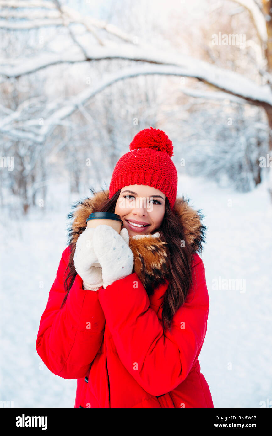 Porträt der jungen schönen Frau auf Winter outdoor Hintergrund. Kaffee trinken und das Leben zu genießen. Stockfoto