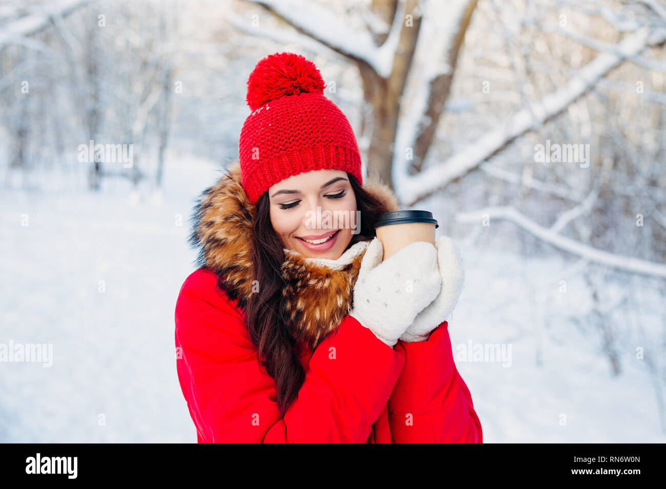 Porträt der jungen schönen Frau auf Winter outdoor Hintergrund. Kaffee trinken und das Leben zu genießen. Stockfoto