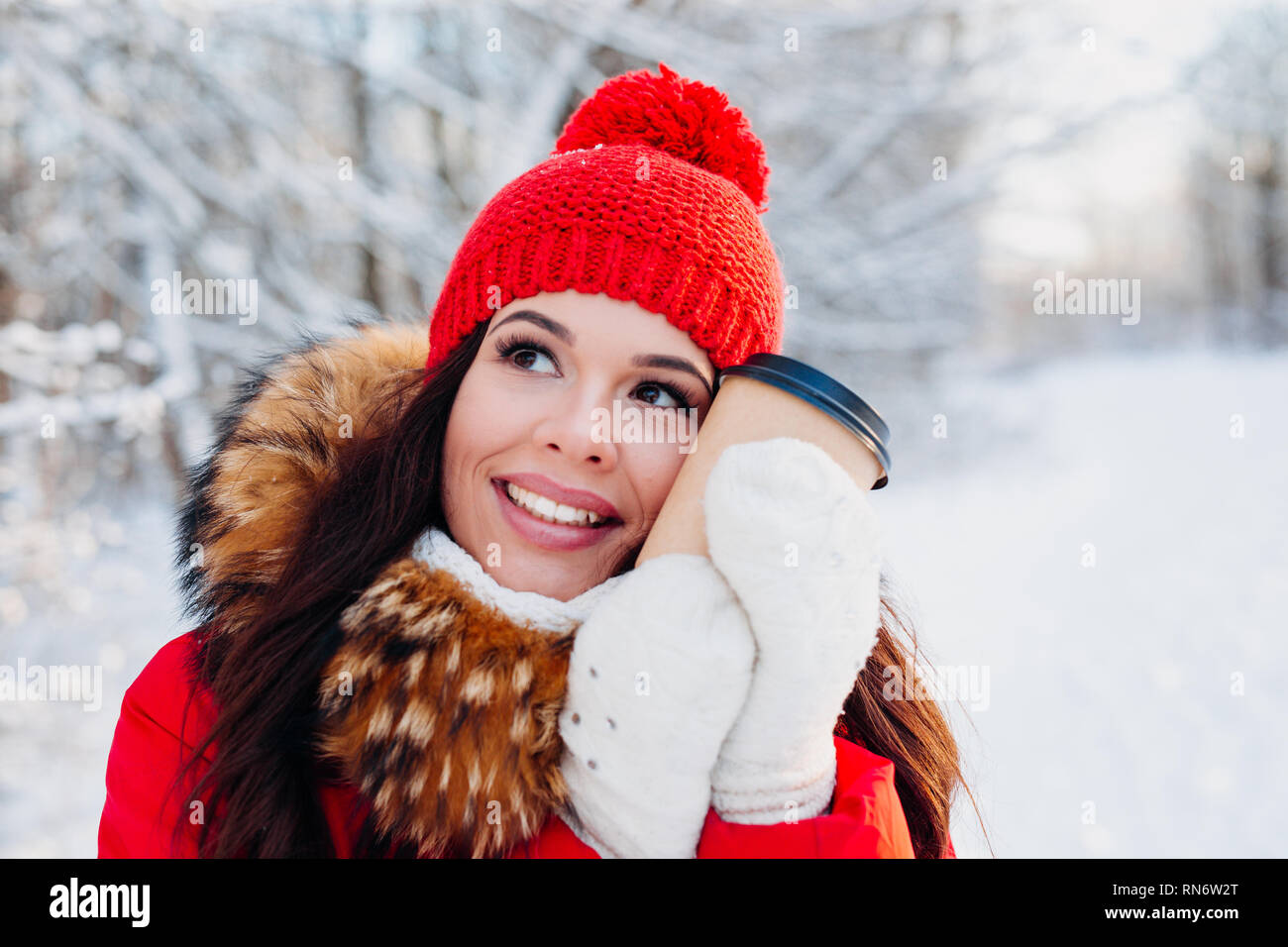 Porträt der jungen schönen Frau auf Winter outdoor Hintergrund. Kaffee trinken und das Leben zu genießen. Stockfoto