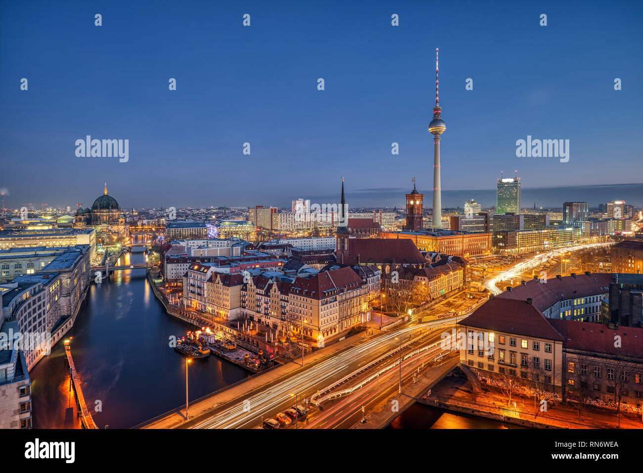 Berlin Mitte mit dem berühmten Fernsehturm bei Nacht Stockfoto