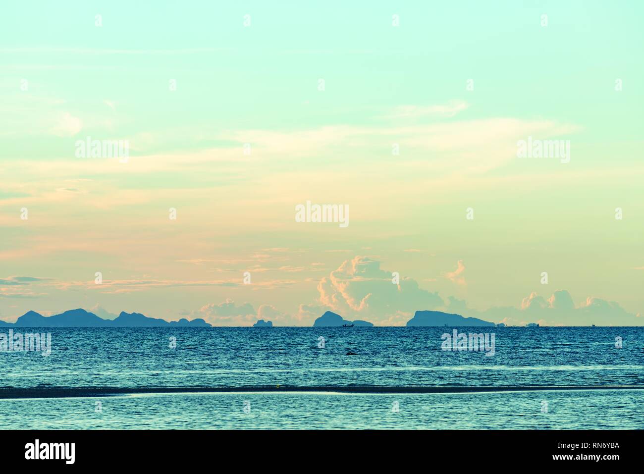 Seascape leuchtend blaue Meer skay weißen Wolken Hintergrund Stockfoto
