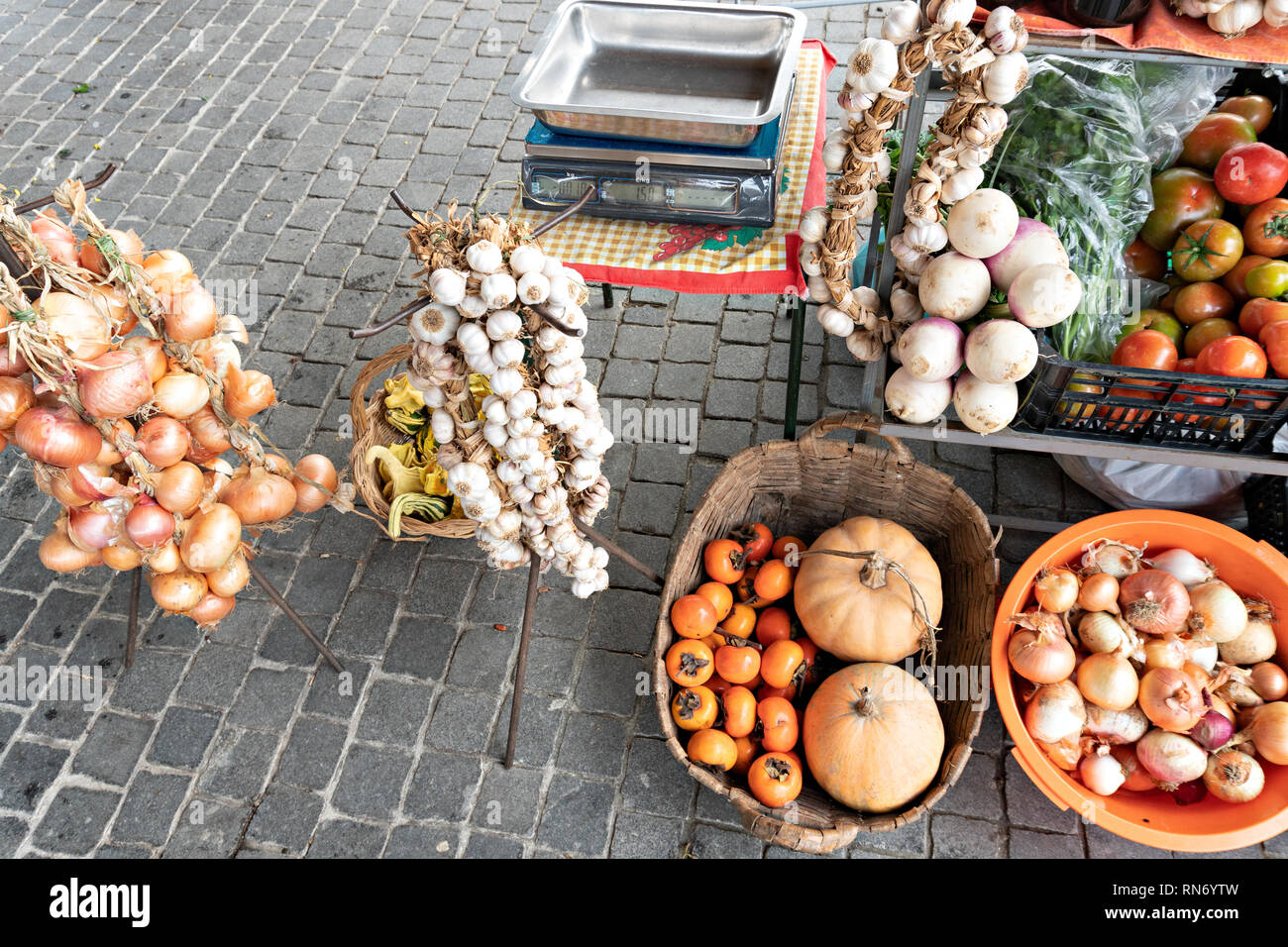 Frisches Gemüse auf der Straße. Ökologische Lebensmittel. Portugal Markt Tag Stockfoto