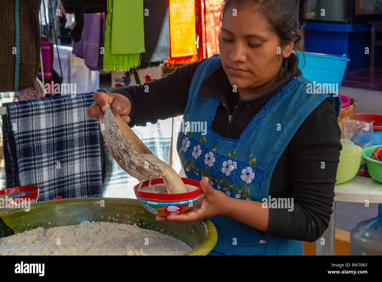 Eine lokale Frau, die Tejate serviert, traditionelles Getränk auf der Grundlage von Kakao und Mais für gott auf dem Tlacolula-Markt, Oaxaca de Juárez, mexiko Stockfoto