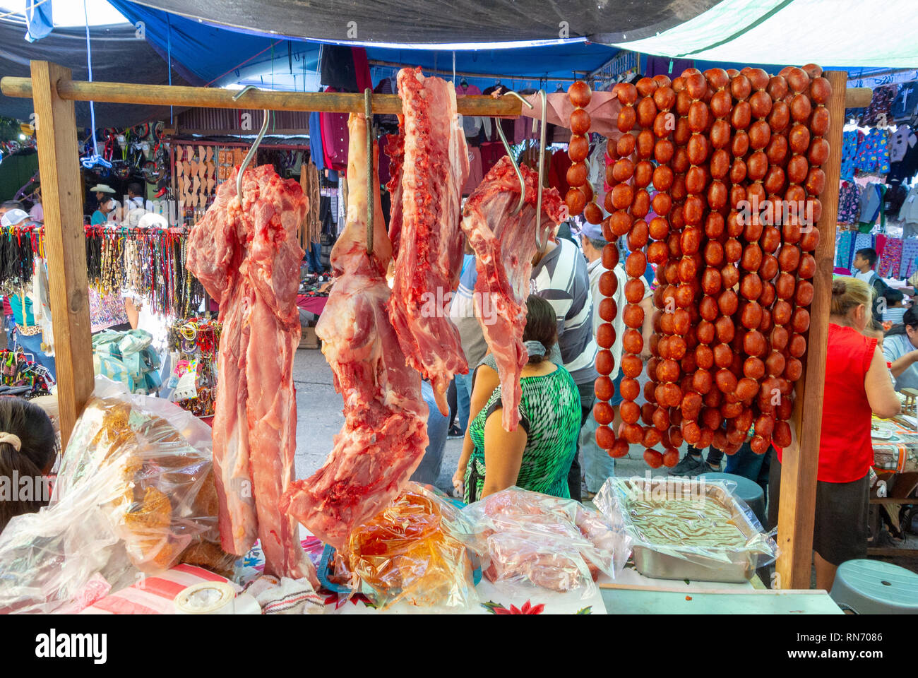 Metzgerei Präsentation der Fleisch- und Wurstwaren auf einem Markt, Tlacolula, Oaxaca, Mexiko Stockfoto