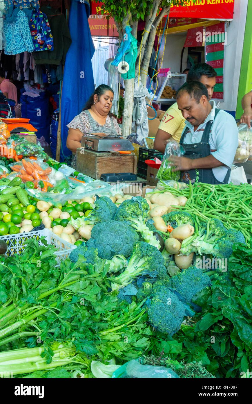 Die Menschen vor Ort auf greengrocery an Tlacolula Markt, Oaxaca, Mexiko Stockfoto