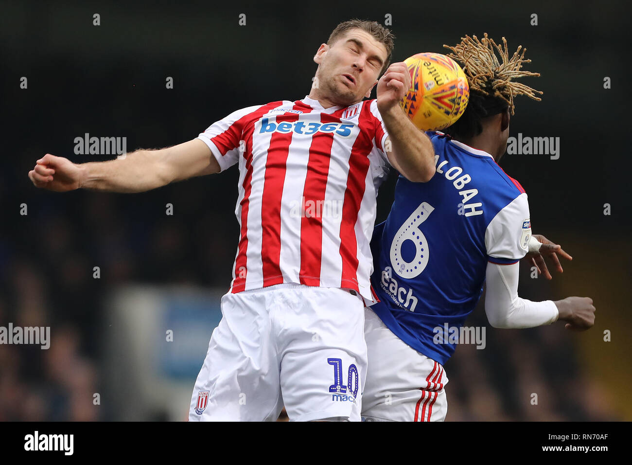 Sam Vokes von Stoke City Schlachten mit Trevoh Chalobah von Ipswich Town - Ipswich Town v Stoke City, Sky Bet Meisterschaft, Portman Road, Ipswich - 16 W Stockfoto