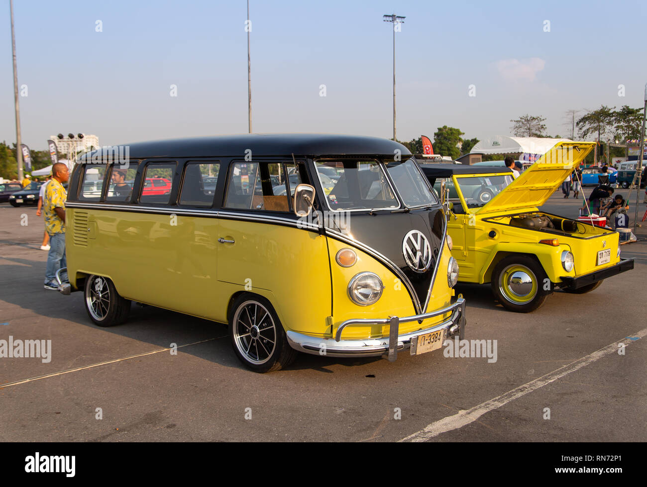 Bangkok, Thailand - Februar 9, 2019: Vintage Gelb VW Transporter und VW Typ 181 Besitzer sammeln bei Volkswagen Club Meeting in Siam VW Festival Stockfoto
