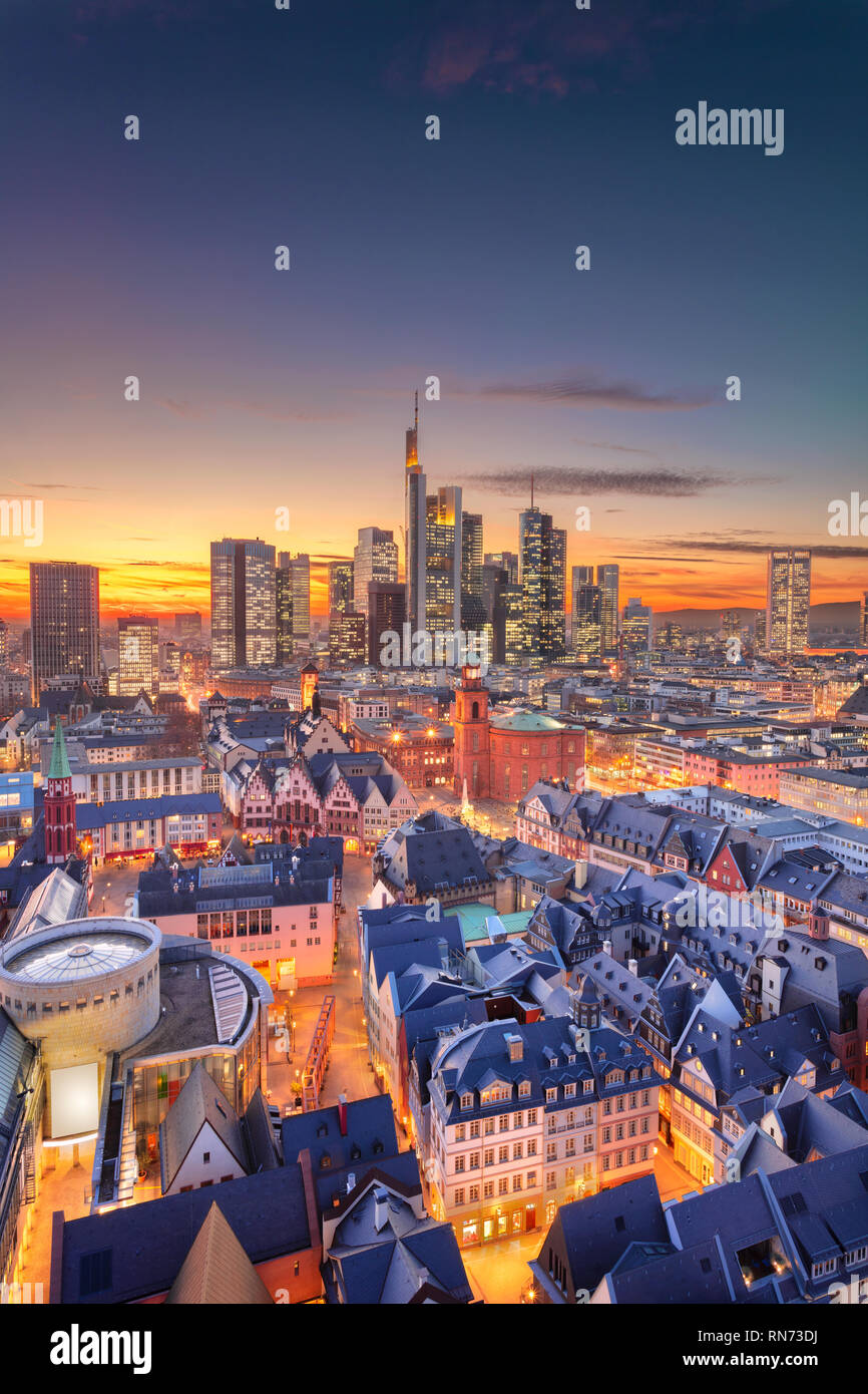 Frankfurt am Main, Deutschland. Antenne Stadtbild Bild der Frankfurter Skyline im Sonnenuntergang. Stockfoto