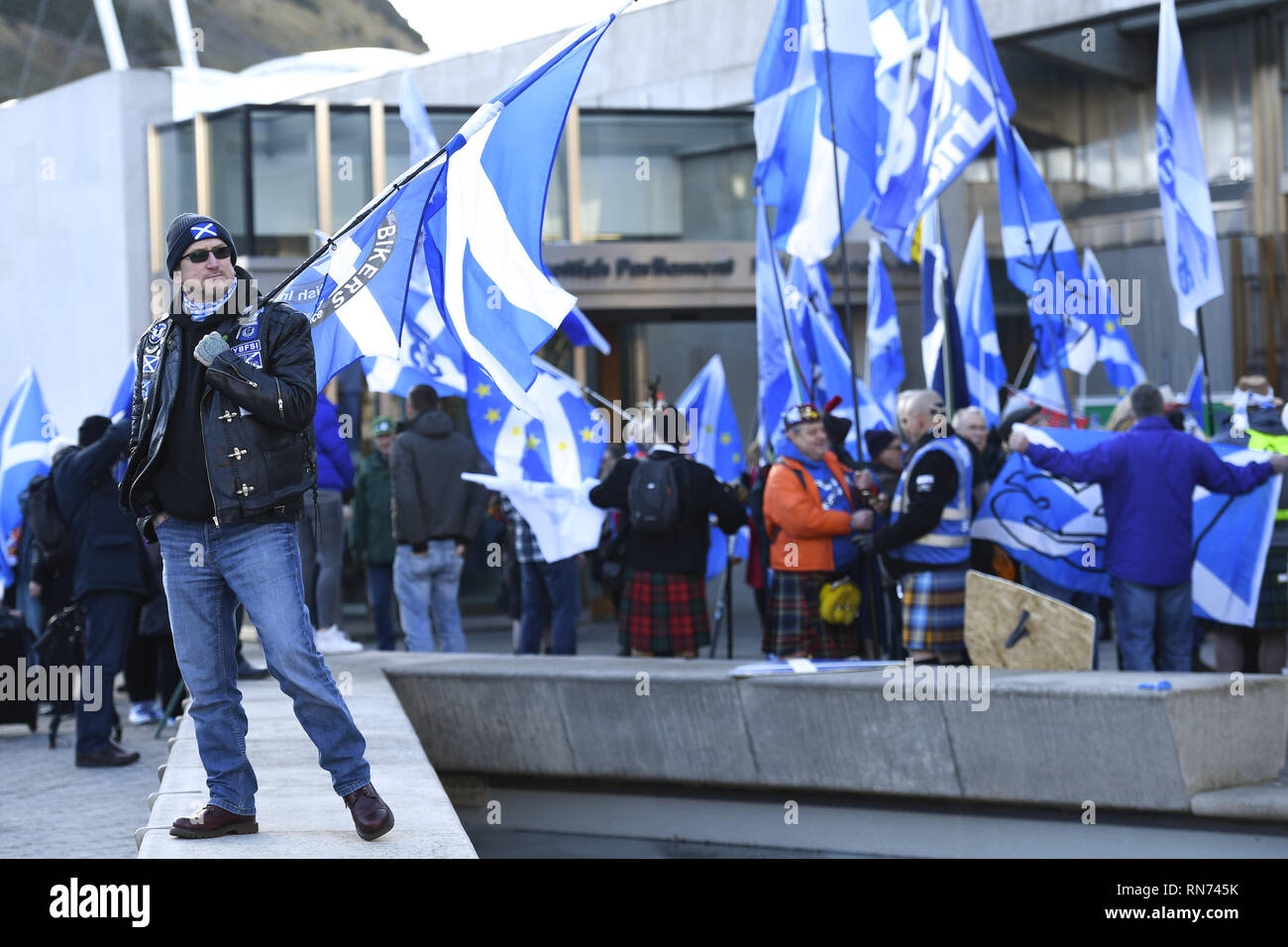 Indy ref 2 Demonstranten außerhalb des Schottischen Parlaments sammeln ihre Unterstützung für ein zweites Referendum über die Unabhängigkeit Schottlands zu zeigen. Mit: Indy ref 2 Anhänger Wo: Edinburgh, Großbritannien Wann: 17 Jan 2019 Credit: Euan Kirsche / WANN Stockfoto