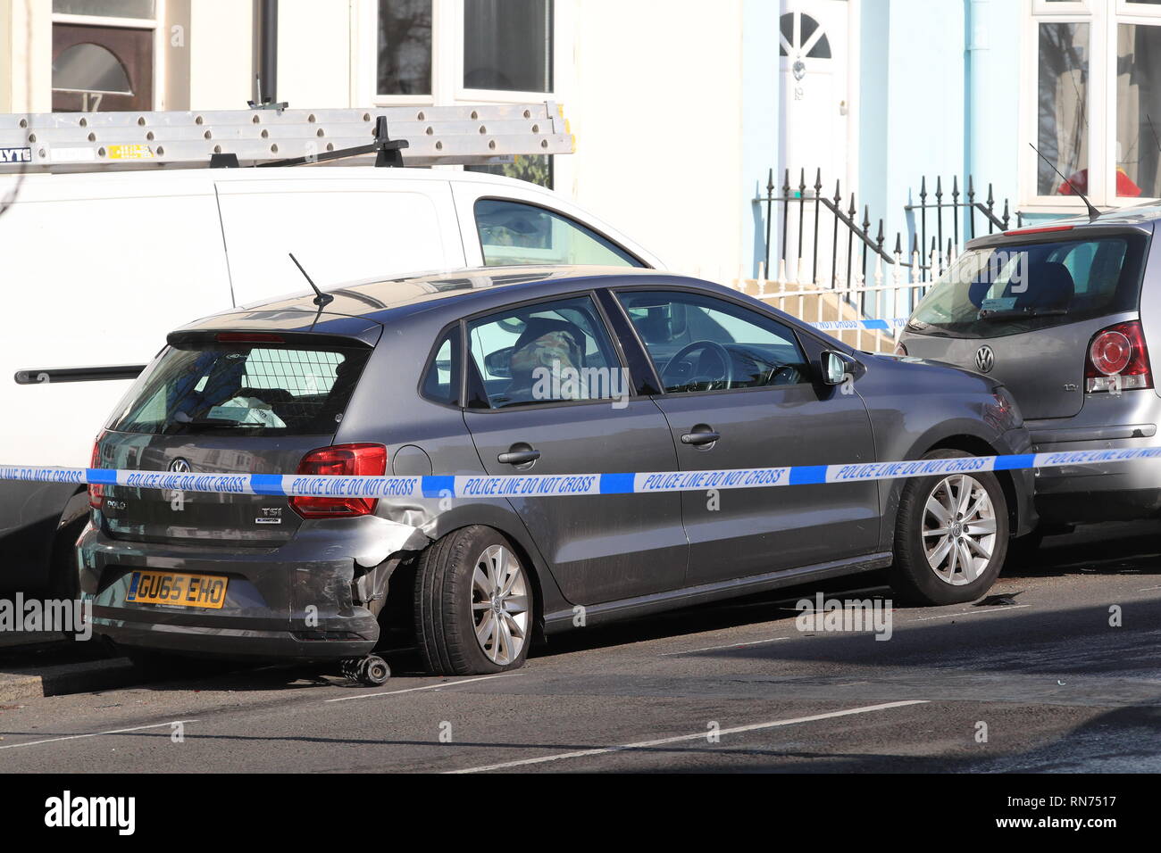 Polizei Band umgibt einen silbernen Volkswagen Polo, wo Abdul Deghayes war in den Beifahrersitz verletzt, in der Nähe der St Joseph's Church in Brighton. Der Bruder von zwei britische Jugendliche getötet Kämpfen für Islamisten in Syrien hat im Krankenhaus gestorben, nachdem Sie in ein Auto erstochen, nachdem es in der Stadt abgestürzt, sagte die Polizei. Stockfoto