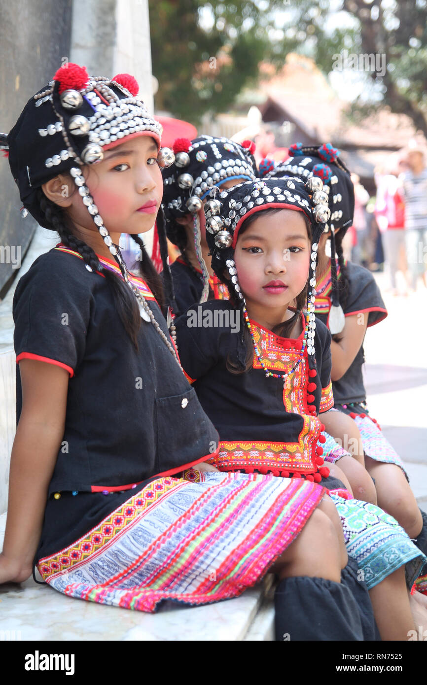 Akha Stamm Mädchen an den Wat Phra That Doi Suthep, Chiang Mai, Thailand posing Stockfoto