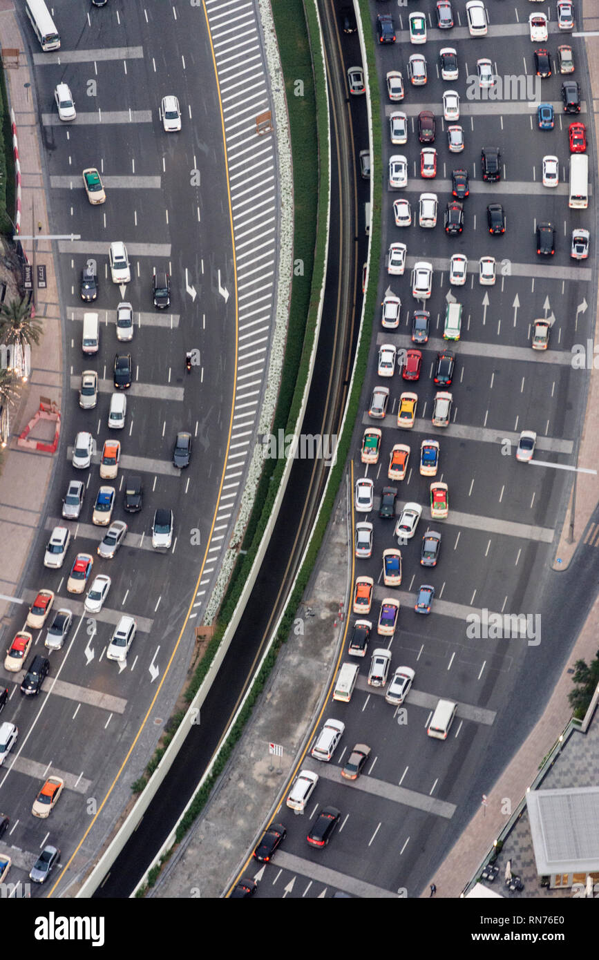 Am frühen Abend den Datenverkehr an einer der wichtigsten Autobahnen in Downtown Dubai, Dubai in den Vereinigten Arabischen Emiraten (VAE) Stockfoto