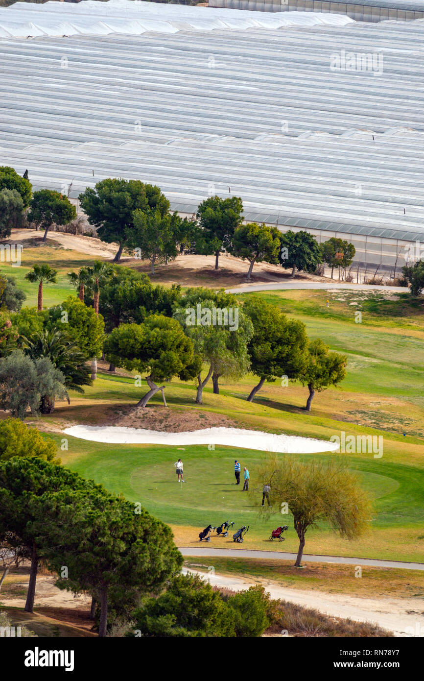 Bonalba Golf Resort und Urbanisierung mit umgebenden Kunststoff Ackerland, Benidorm, Alicante, Costa Banca, Spanien Stockfoto