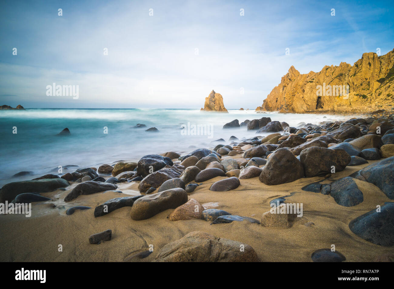 Schöner Meerblick von der Praia da Ursa, ein wilder Ort in der Nähe von Cabo da Roca Leuchtturm, Portugal Stockfoto