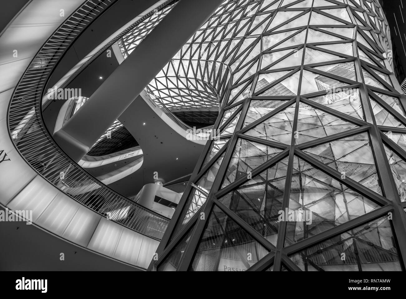 Frankfurt - Juli 26., 2016. Erdgeschoss Blick in Myzeil Shopping Mall. Futuristische Architektur Myzeil Einkaufszentrum Gebäude wurde von Massi konzipiert Stockfoto