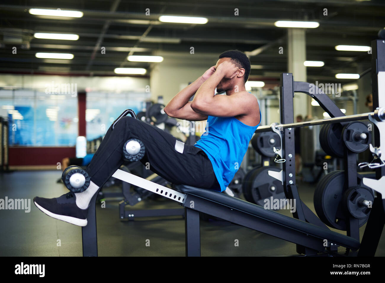 Sit-ups in der Turnhalle Stockfoto
