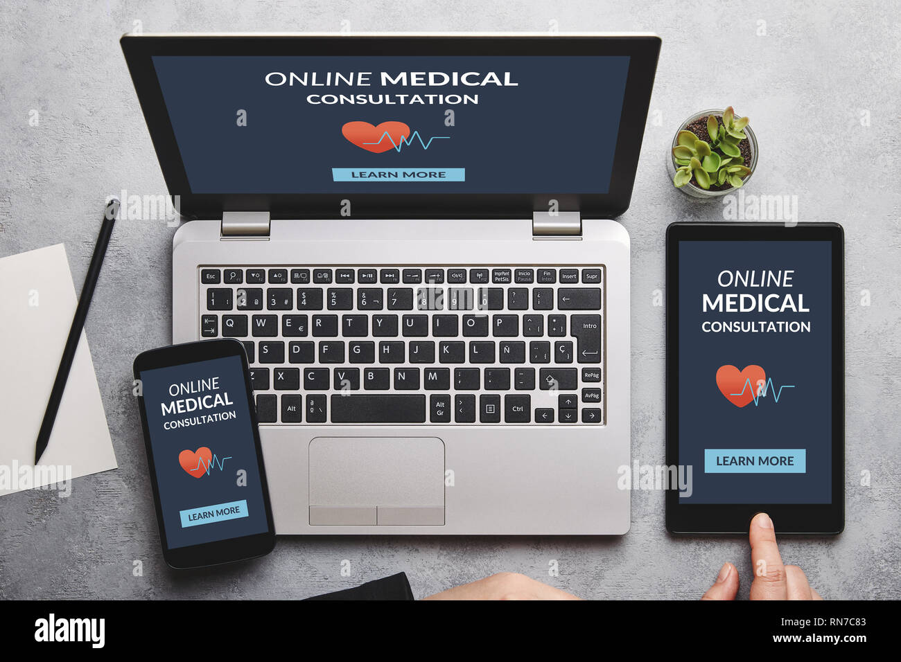 Online medizinische Beratung Konzept auf Laptop, Tablet-PC und Bildschirm des Smartphones über graue Tabelle. Alle Inhalte werden von mir gestaltet. Flach Stockfoto