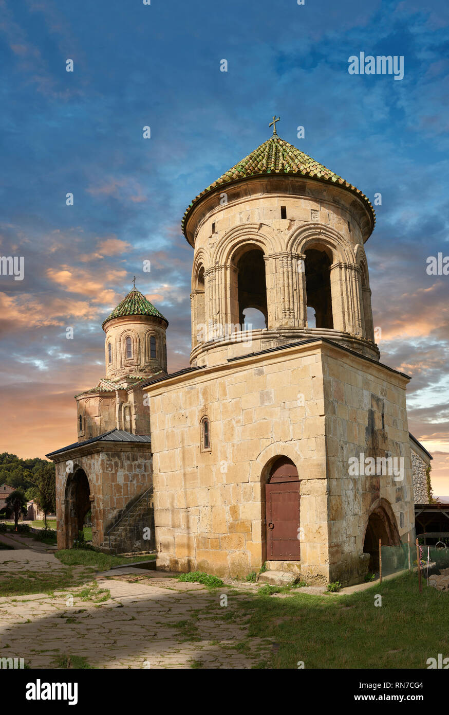 Fotos & Bilder von Gelati georgisch-orthodoxen Kirchen Kirchturm mit St. Nicholas Kirche, 13. Jahrhundert, hinter sich. Die mittelalterliche Gelati Klosterkomplex Stockfoto