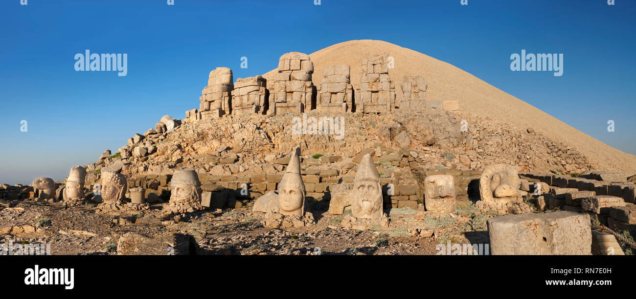 Statue Köpfe mit kopflosen Sitzstatuen vor der steinernen Pyramide 62 BC königliche Grab, Ost Terrasse, Berg Nemrut oder Nemrud Dagi Stockfoto