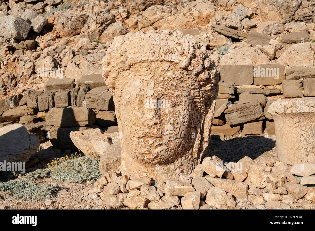 Statue Kopf von Kommagene vor der steinernen Pyramide 62 BC Royal Grab von König Antiochos I Theos von Kommagene, Ost Terrasse, Berg Nemrut oder Nemrud D Stockfoto