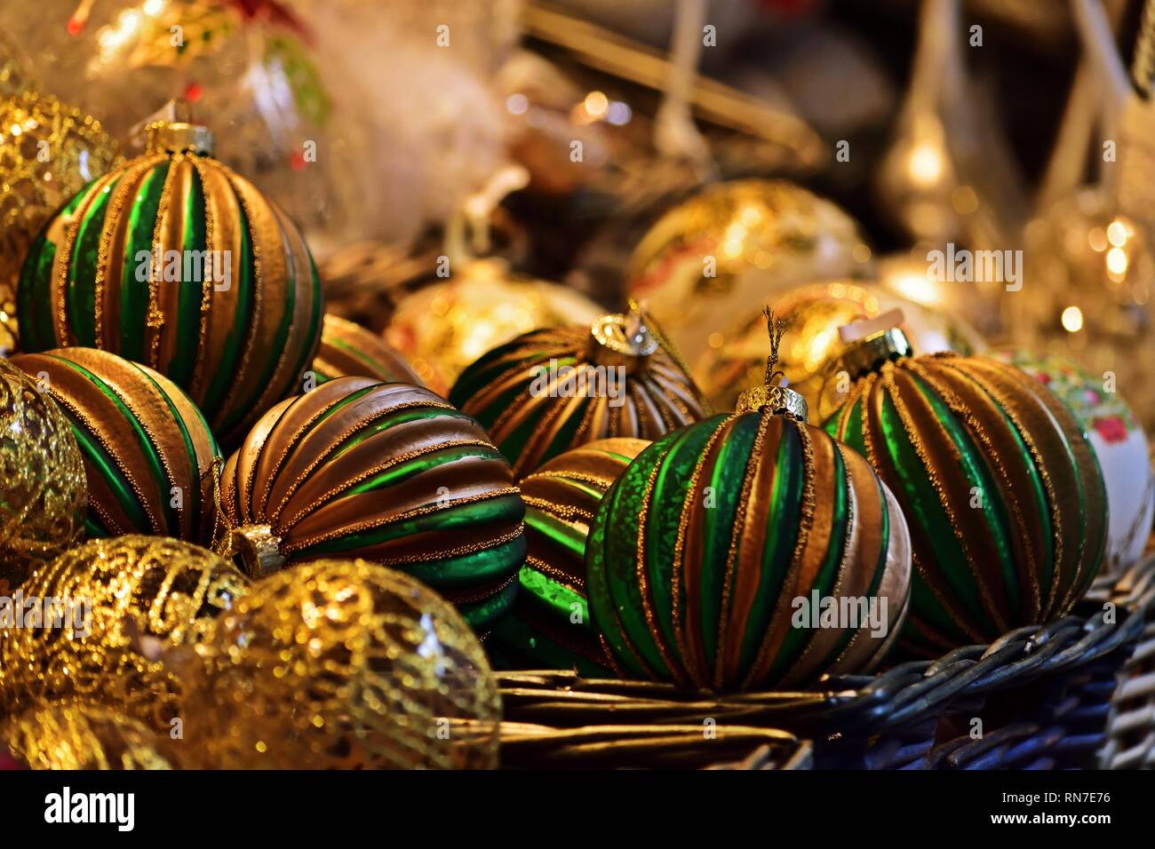 Weihnachtsschmuck für den Verkauf auf dem Weihnachtsmarkt Stockfoto