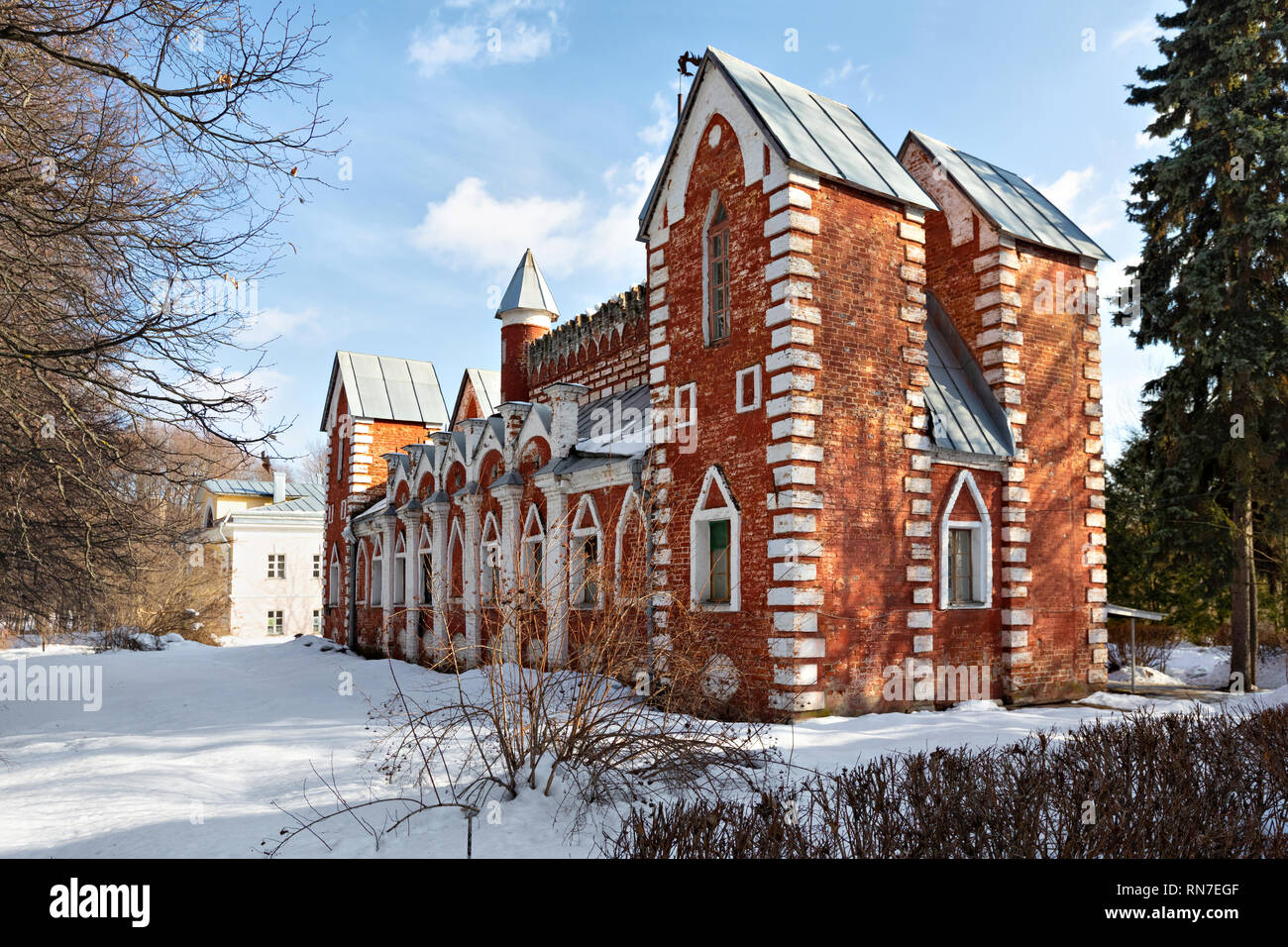 Russische pseudo-gotische Architektur Gebäude (1820er Jahre) im historischen Sukhanovo Immobilien, Moskau, Russland Stockfoto