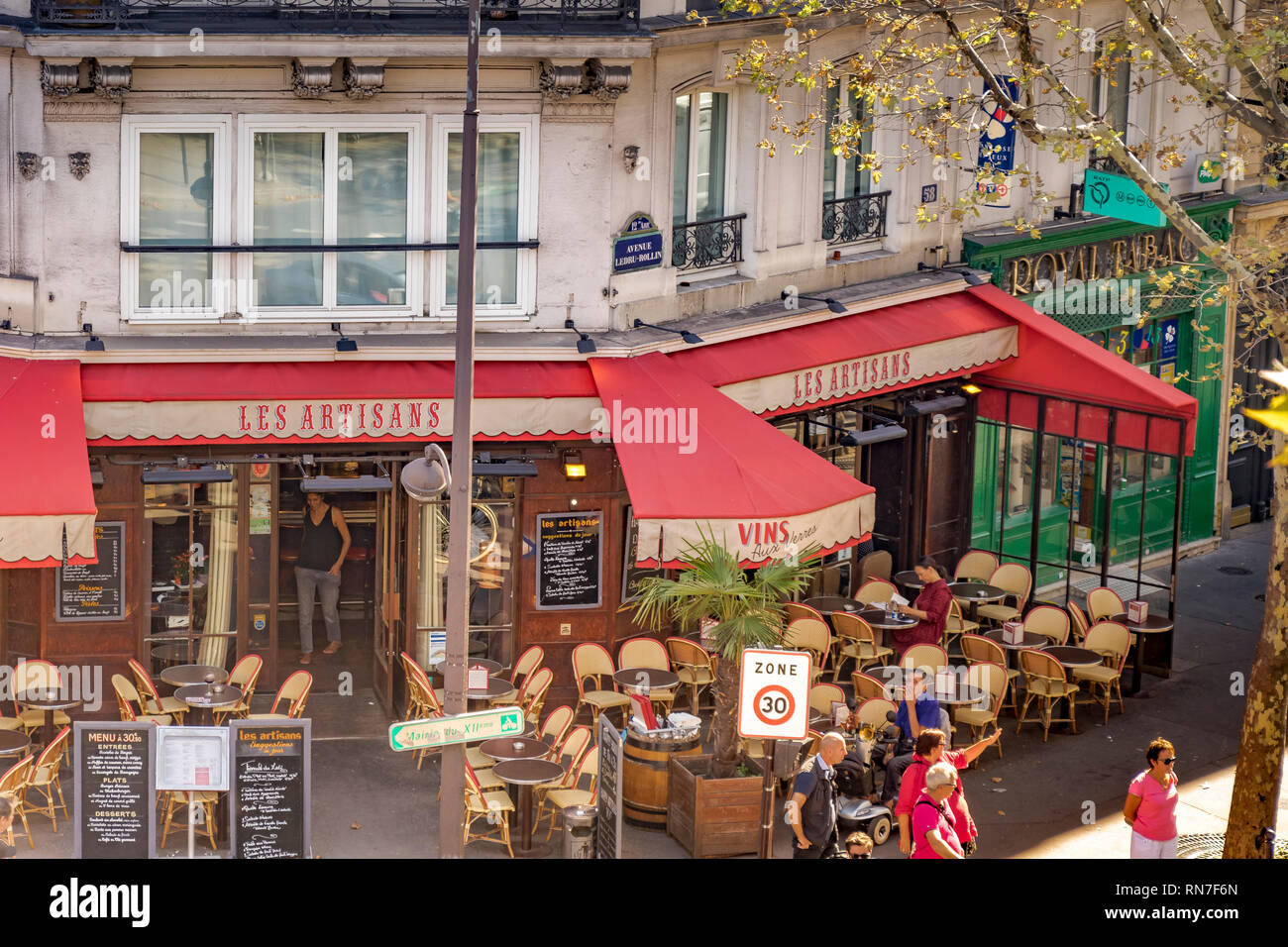 Die Menschen essen im Freien im Les Handwerker, einem Pariser Restaurant, Avenue Daumesnil, Paris Stockfoto