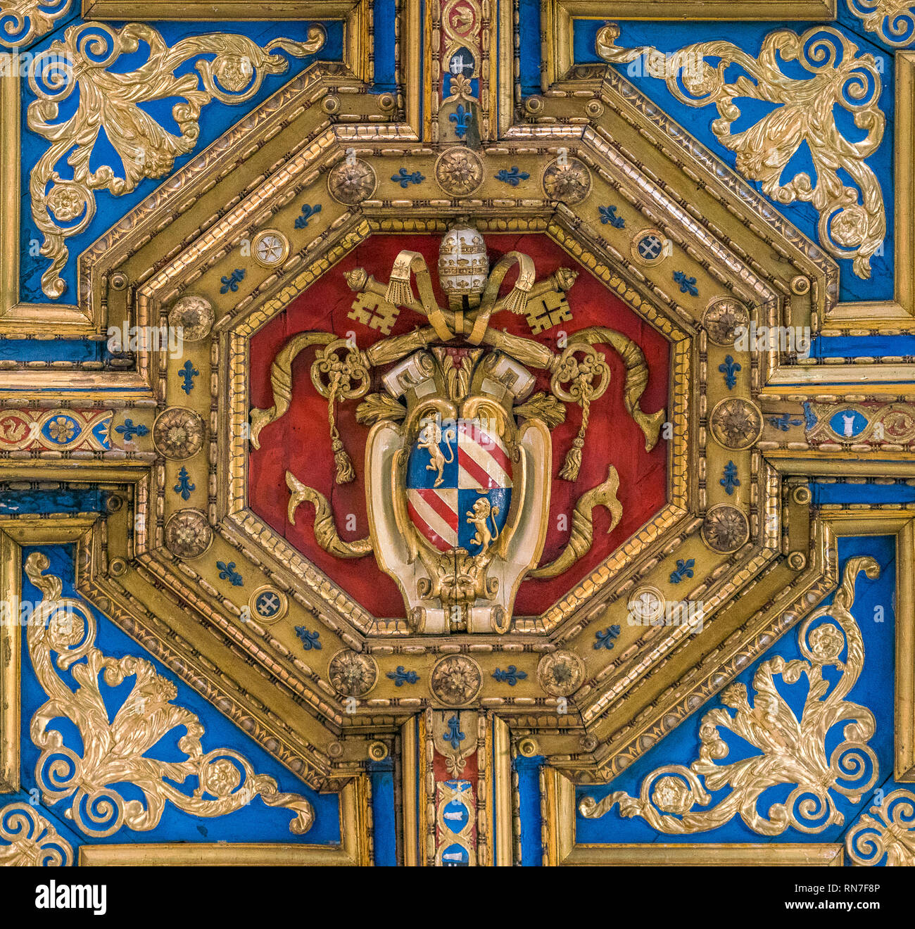 Pius IX. Wappen in der Decke der Kirche von Santo Spirito in Sassia in Rom, Italien. Stockfoto