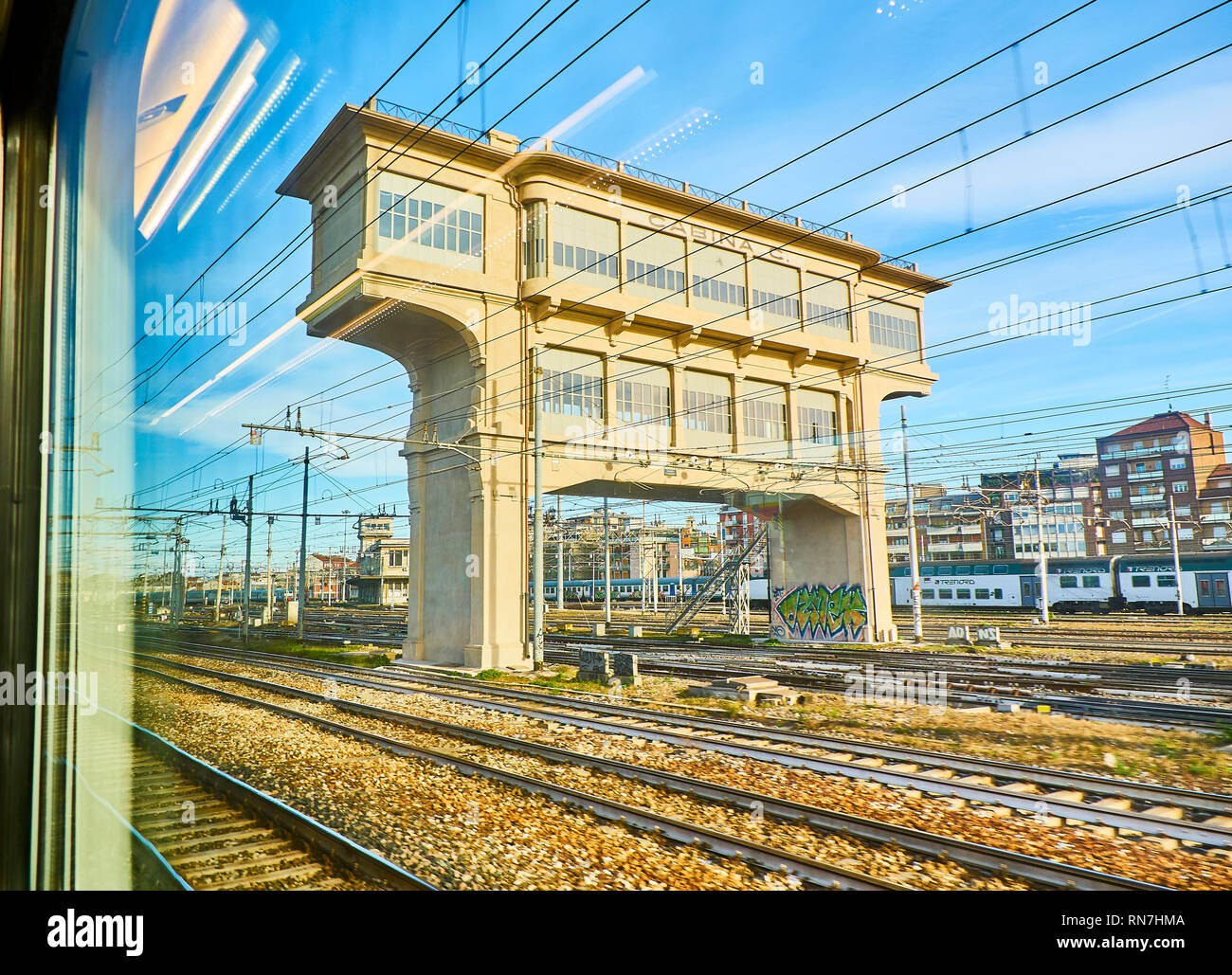 Die Oberleitungen der Bahn Bahnhof Milano Centrale entfernt. Mailand, Lombardei, Italien. Blick durch das Fenster eines Zuges. Stockfoto