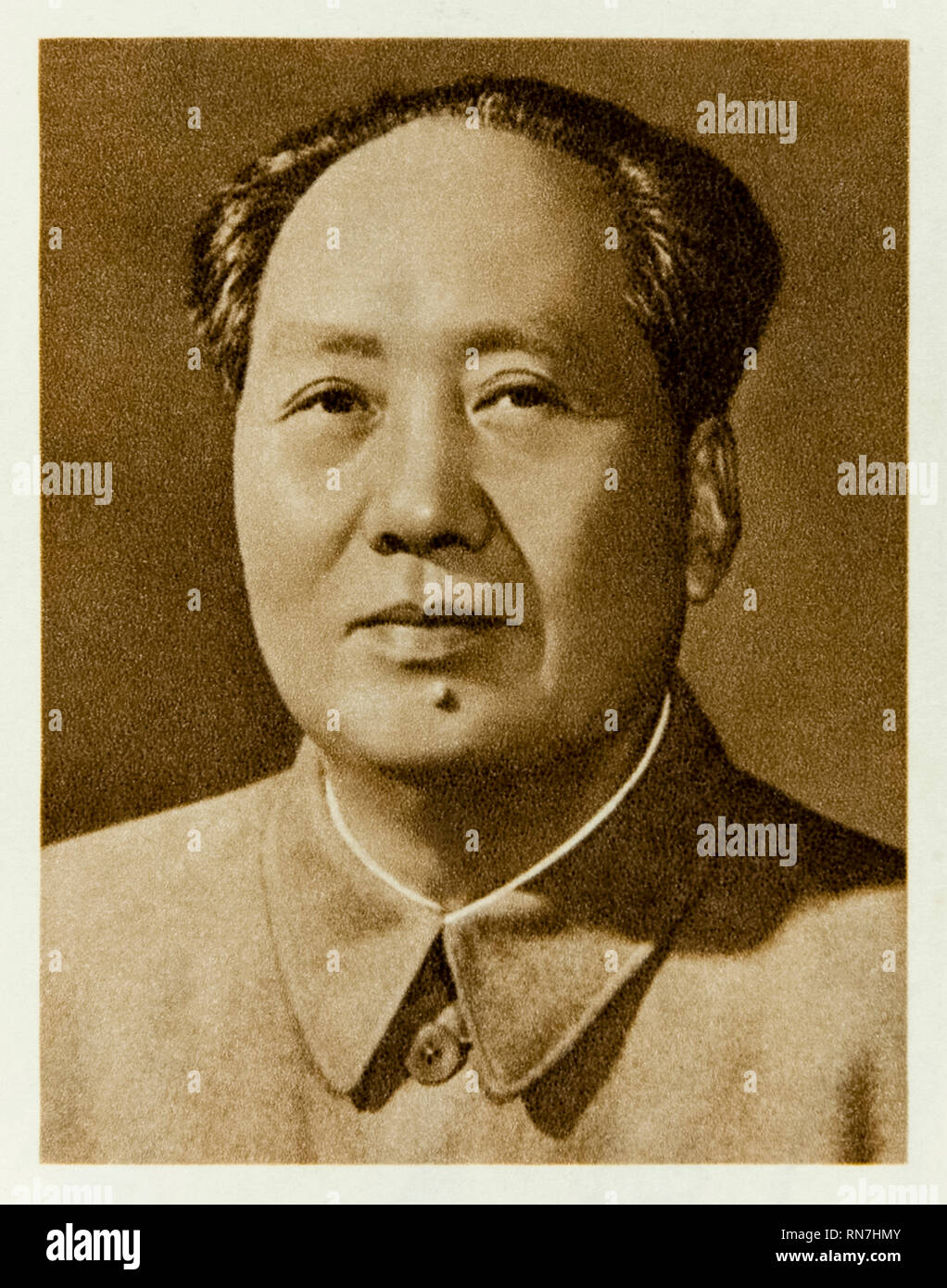Porträt des großen Vorsitzenden Mao aus "Das kleine rote Buch" (Zitate aus den Vorsitzenden Mao Tse-tung) mit Erklärungen der Gründervater der Volksrepublik China, Foto aus der ersten Ausgabe im Jahr 1964 veröffentlicht. Stockfoto
