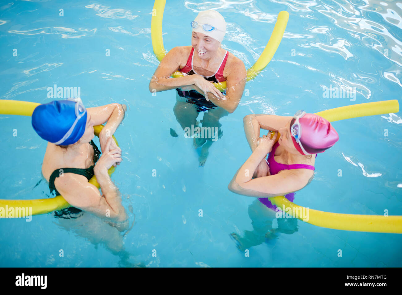 Drei Frauen Entspannen im Pool Stockfoto