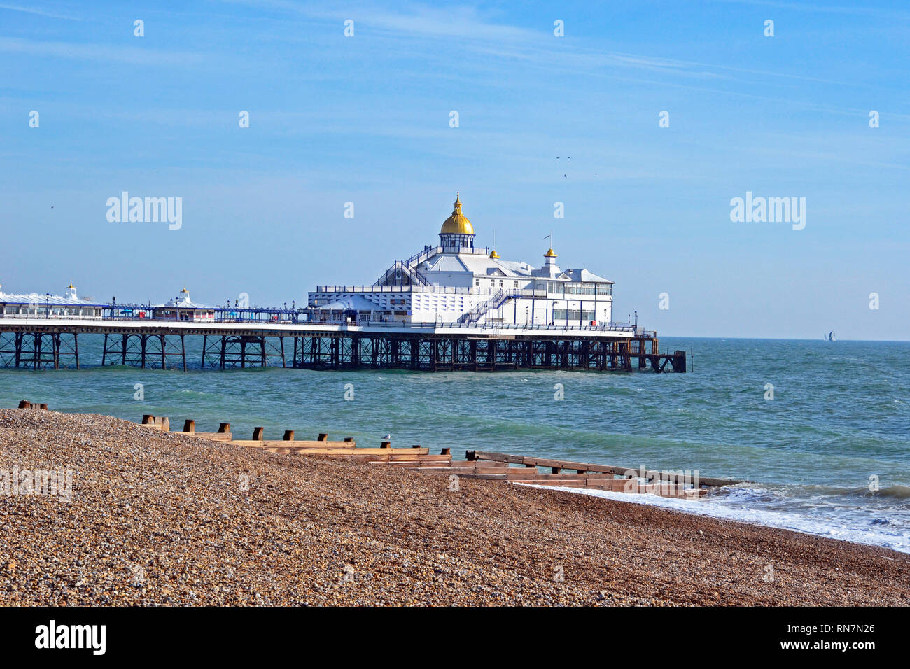 Anzeigen von Eastbourne Pier, den Strand und das Meer von der Promenade, England, Großbritannien Stockfoto