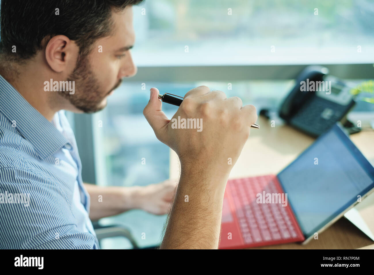 Nach Geschäftsmann Klicken Pen unter Stress Druck im Büro Stockfoto