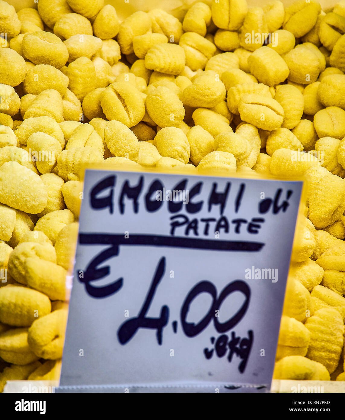 Hausgemachte Gnocchi di Gaumen für Verkauf in einem Shop. Frische Pasta, die typisch für die kulinarische Tradition von Italien. Stockfoto