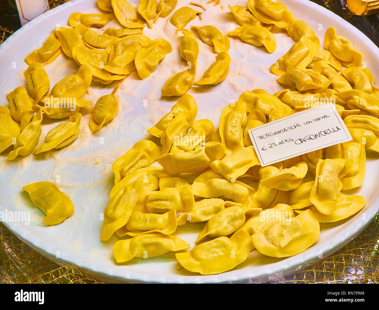 Hausgemachten Casoncelli Fleisch Füllungen für Verkauf in einem Shop. Frisch gefüllte Teigwaren, die typisch für die kulinarische Tradition der Lombardei. Italien. Stockfoto