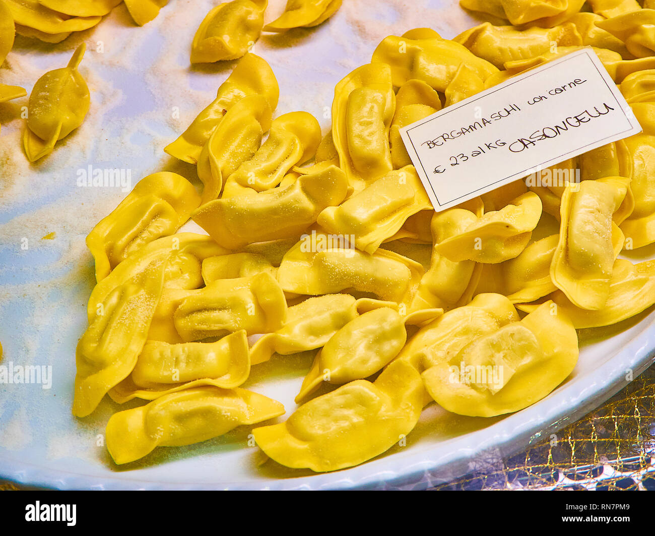 Hausgemachten Casoncelli Fleisch Füllungen für Verkauf in einem Shop. Frisch gefüllte Teigwaren, die typisch für die kulinarische Tradition der Lombardei. Italien. Stockfoto