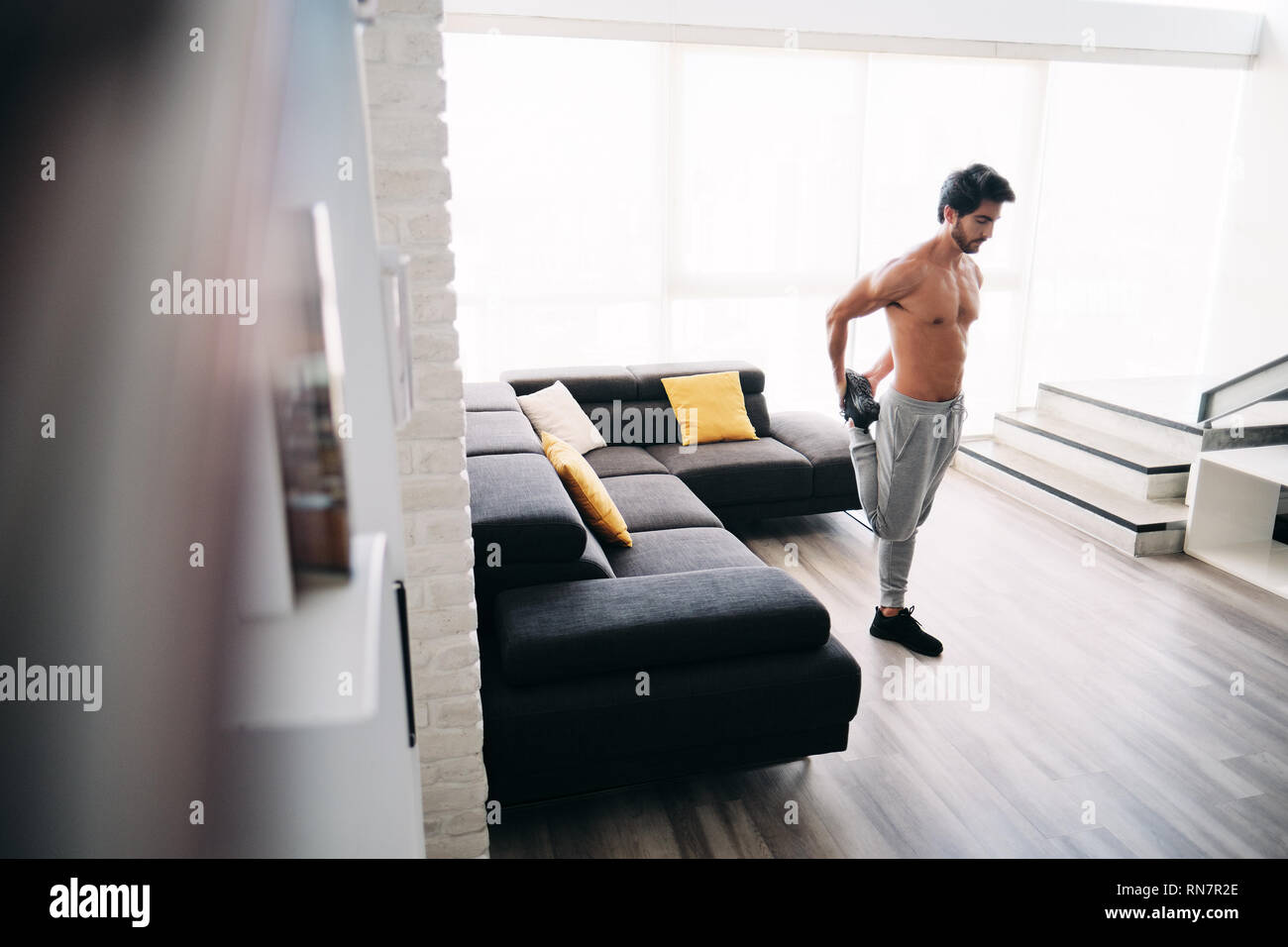 Erwachsene Mann Fitness Training Zu Hause Muskeln Dehnen Vor Dem