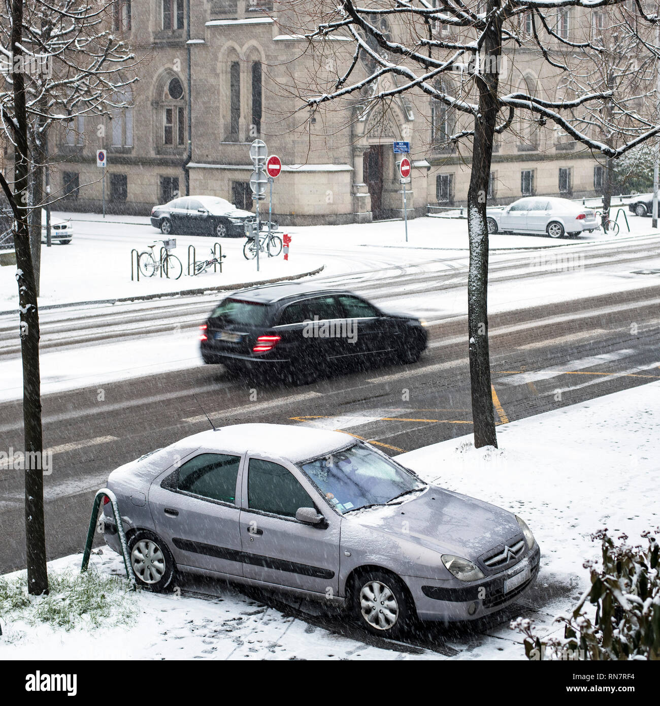 Straßburg, Elsass, Frankreich, verschneite Straße, geparkten Auto auf dem Bürgersteig, Verkehr, Stockfoto