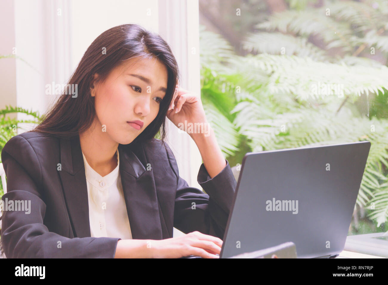 Business woman Arbeiten mit Laptop, Hände auf den Kopf nachdenklich Ausdruck für das Denken Planung über Lösung Stockfoto