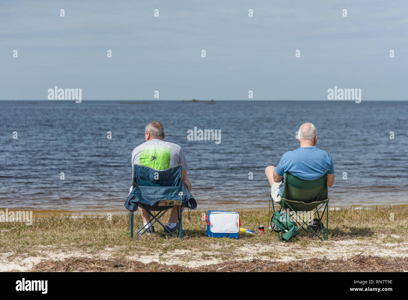 Zwei Männer in die Stühle an Vogel Creek Strand in Yankeetown, Florida genießen der Gulf Coast Ocean View. Stockfoto