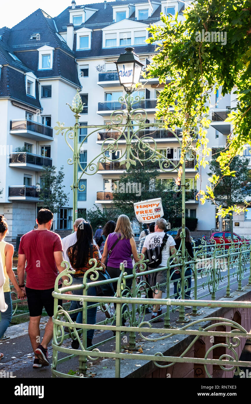Straßburg, Elsass, Frankreich, Gruppe von Menschen, die gerne gratis sightseeing Wandern Geführte Tour, Steg, Wohngebäuden, Stockfoto