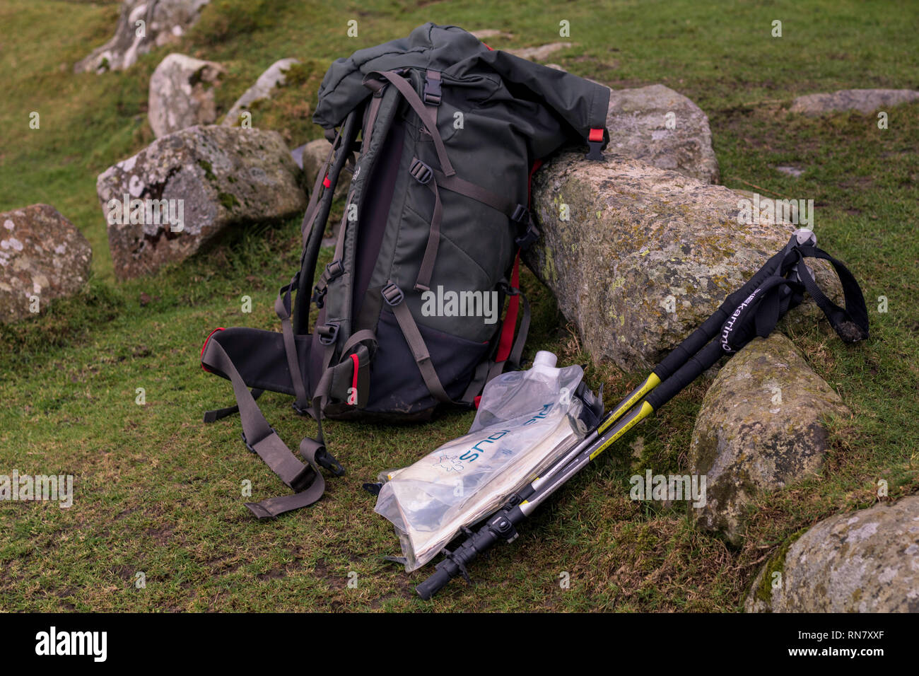 Die Vorbereitung auf die Wanderung in Wales. Überprüfen, ob alle relevanten Ausrüstungen verpackt ist. Stockfoto