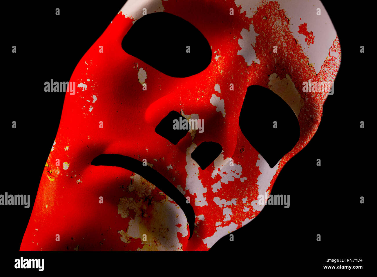 Leere Roboter Gesicht mit roten grunge Textur für die Haut. AI Konzept mit Nahaufnahme Mensch wie Features. Schwarzen Hintergrund. Stockfoto