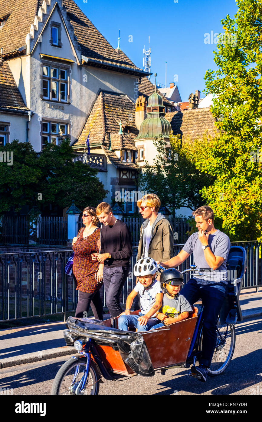 Straßburg, Elsass, Frankreich, Europa, Mann und zwei Kinder, ein cargo bike, schlendern Familie, Stockfoto