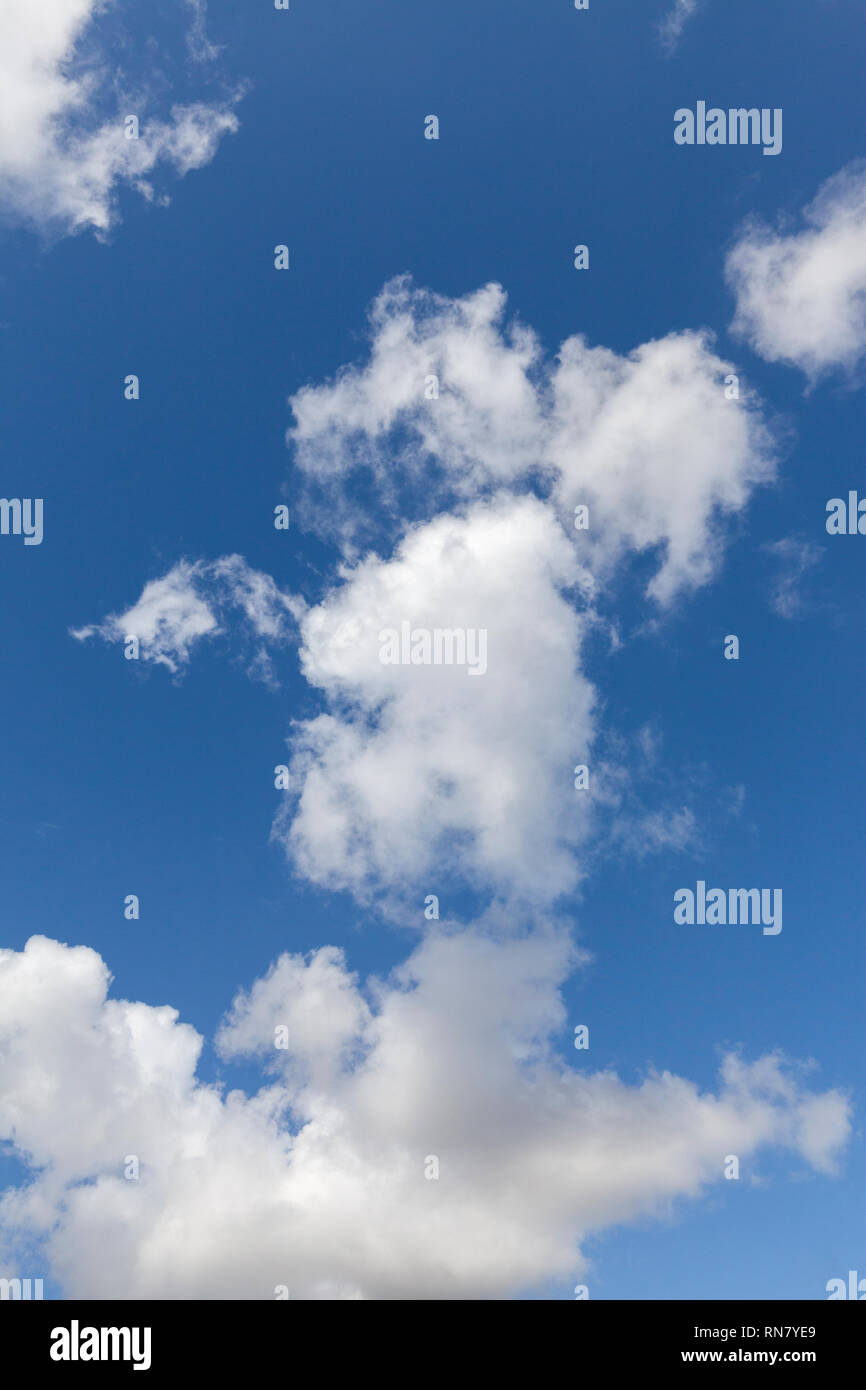 Weiße geschwollene Wolken am blauen Himmel Hintergrund. Natürliche Himmel Ansicht oben zu schauen. Stockfoto