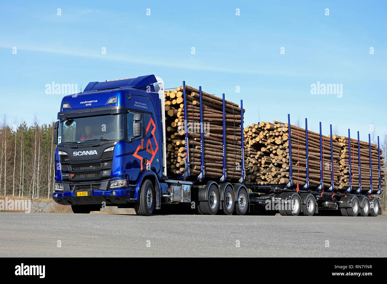 LIETO, Finnland - 12 April 2018: Blaue Scania R730 XT logging Truck auf Scania Tour 2018. Scania feiert 70 Jahre in Finnland am 18. Februar 2019. Stockfoto
