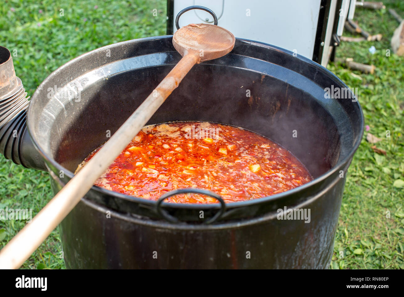 Traditionelle Ungarische Gulaschsuppe bograch in einem großen Topf Kessel auf Gas Lagerfeuer Stockfoto