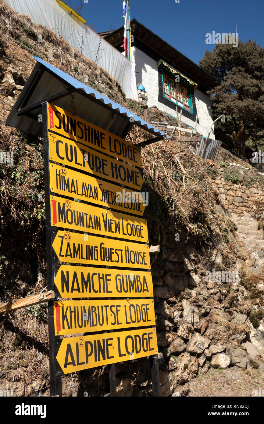 Nepal, Namche Bazar, Tourismus, Schildern in Hotels, Pensionen und Hütten Stockfoto