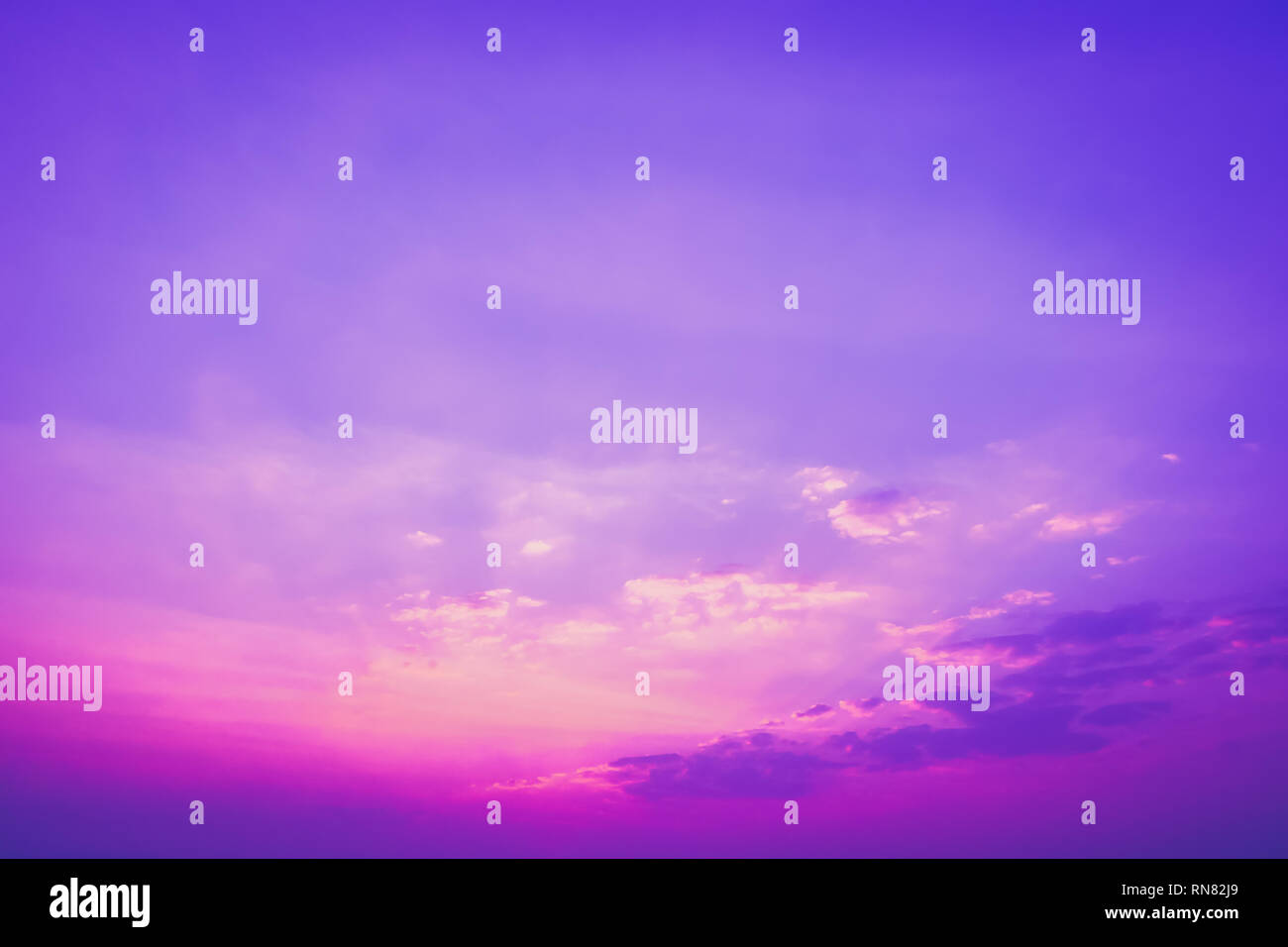 Hell leuchtende purpurrote Farben echten romantischen Sonnenuntergang Himmel, Natur Schönheit Farbe Hintergrund Stockfoto