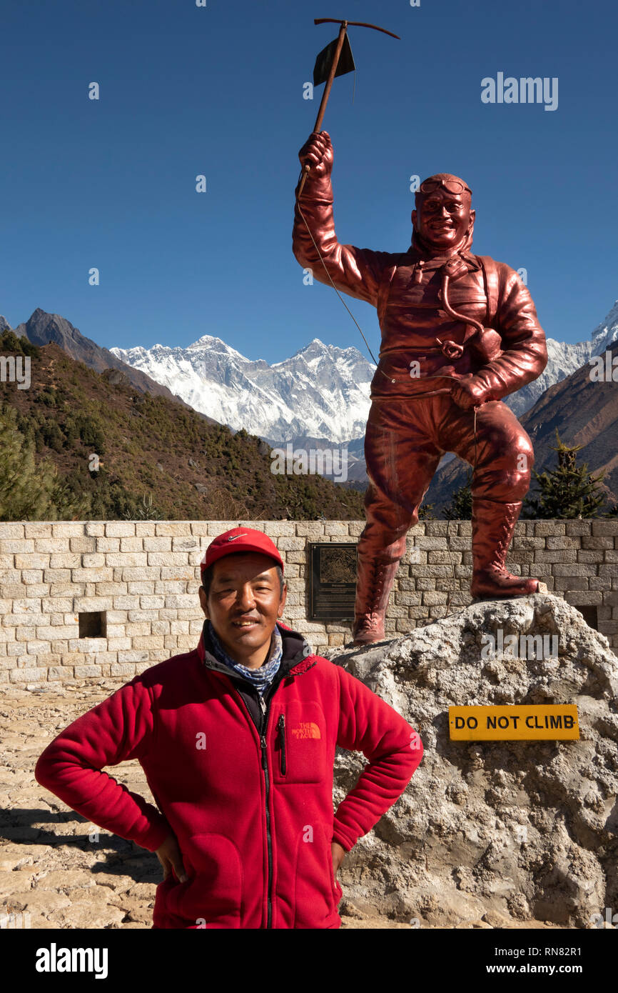 Nepal, Namche Bazar, Sagarmatha National Park Visitor Centre, Sherpa Guide unter Sherpa Tenzing Norgay Denkmal Statue, mit ironischen 'klettern' noti Stockfoto